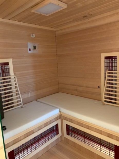 Innenansicht "Queen deluxe" Luxus-Infrarotsauna Innenraum Luxus-Infrarotkabine mit Liegenpolstern und LED Farblichtsystem