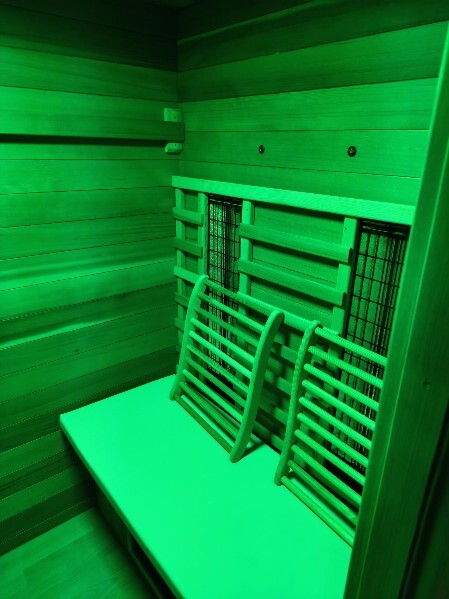 Gepolsterte Sitzbank für 2 Personen in der für einen Rollstuhl geeigneten Infraotkabine "Sophia 160x130"