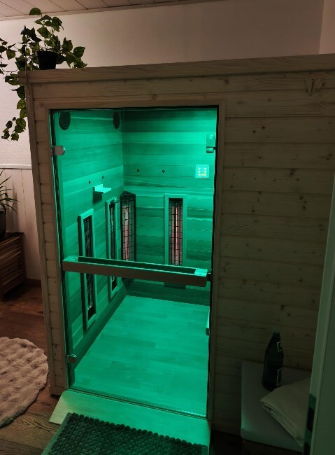 Infrarotsauna "Sophia" mit grüner LED-Beleuchtung, breiter Türöffnung und bodenebener Einstiegsmöglichkeit für Rollstuhlfahrer