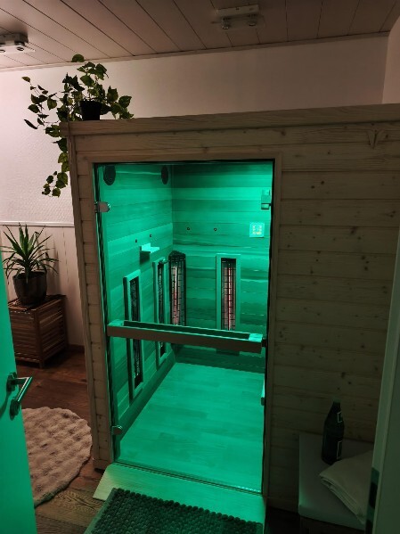 Infrarotsauna "Sophia" mit grüner LED-Beleuchtung, breiter Türöffnung und bodenebener Einstiegsmöglichkeit für Rollstuhlfahrer